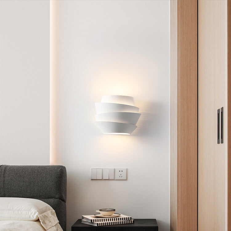 Wandleuchte aus Eisen mit zwei Lichtquellen