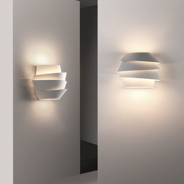 Wandleuchte aus Eisen mit zwei Lichtquellen