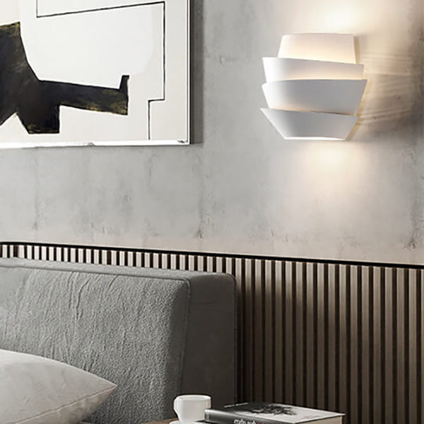 Wandleuchte aus Eisen mit zwei Lichtquellen