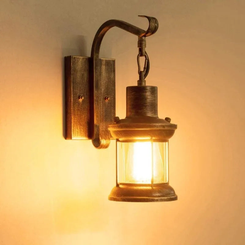 Wandleuchte mit vintage Glas-Schirm Design