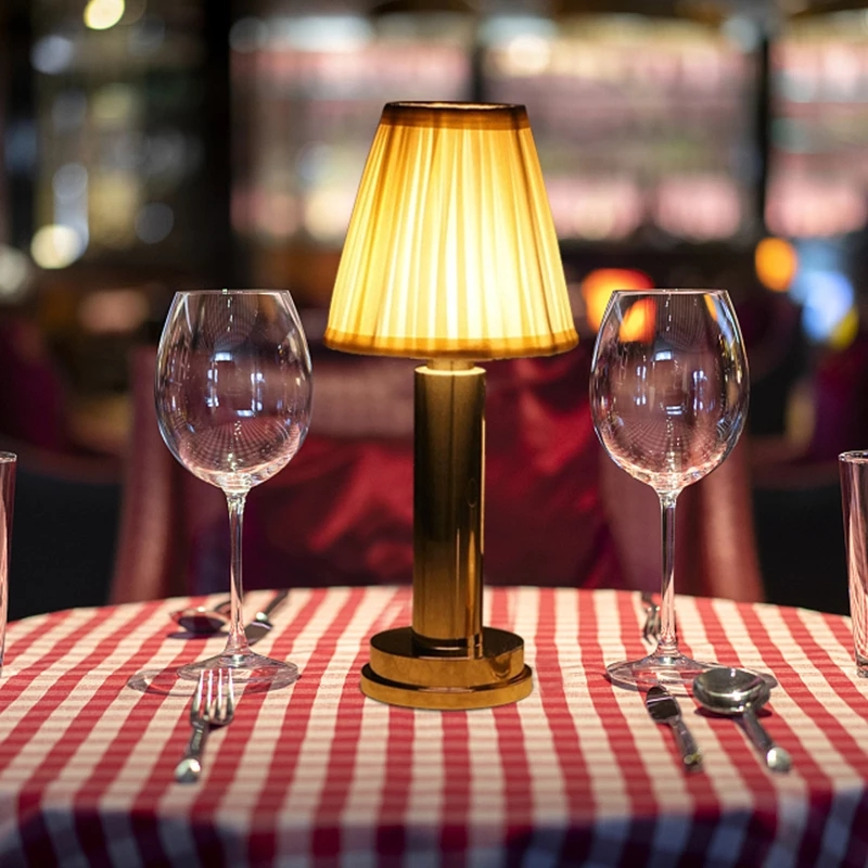 LumeFab – Elegante Tischlampe mit Stofflampenschirm und dimmbarer Atmosphäre