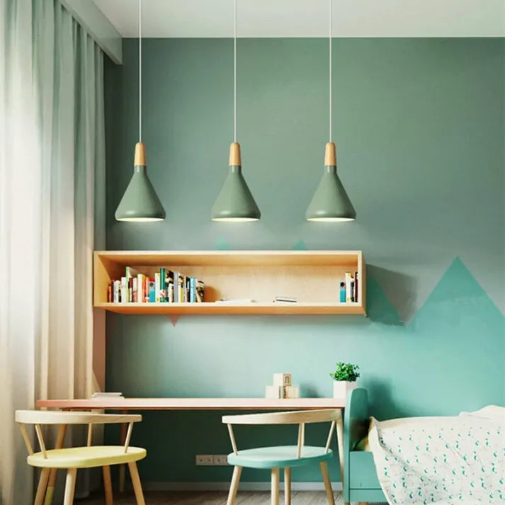 Aufhängung Französisches Macaron Conique - Lampe aus Aluminium und Holz im modernen und spielerischen Design