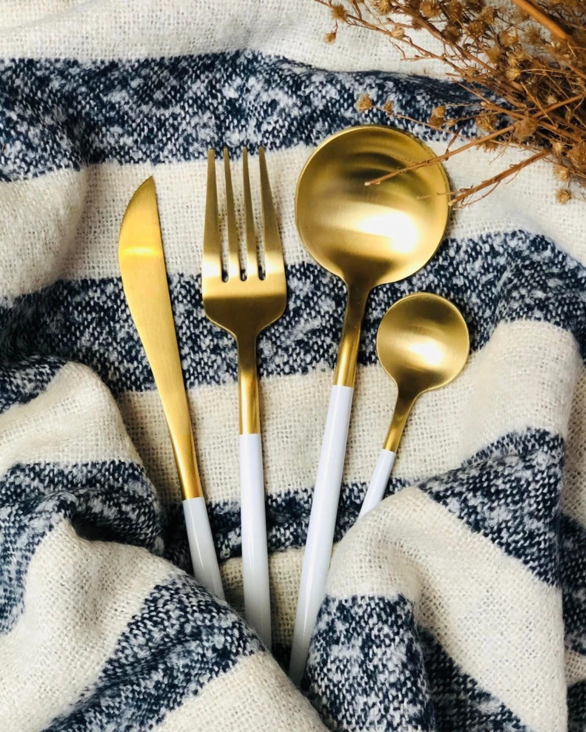 La Lumine – Luxus Besteckset mit goldenen Akzenten & mattschwarzen Griffen