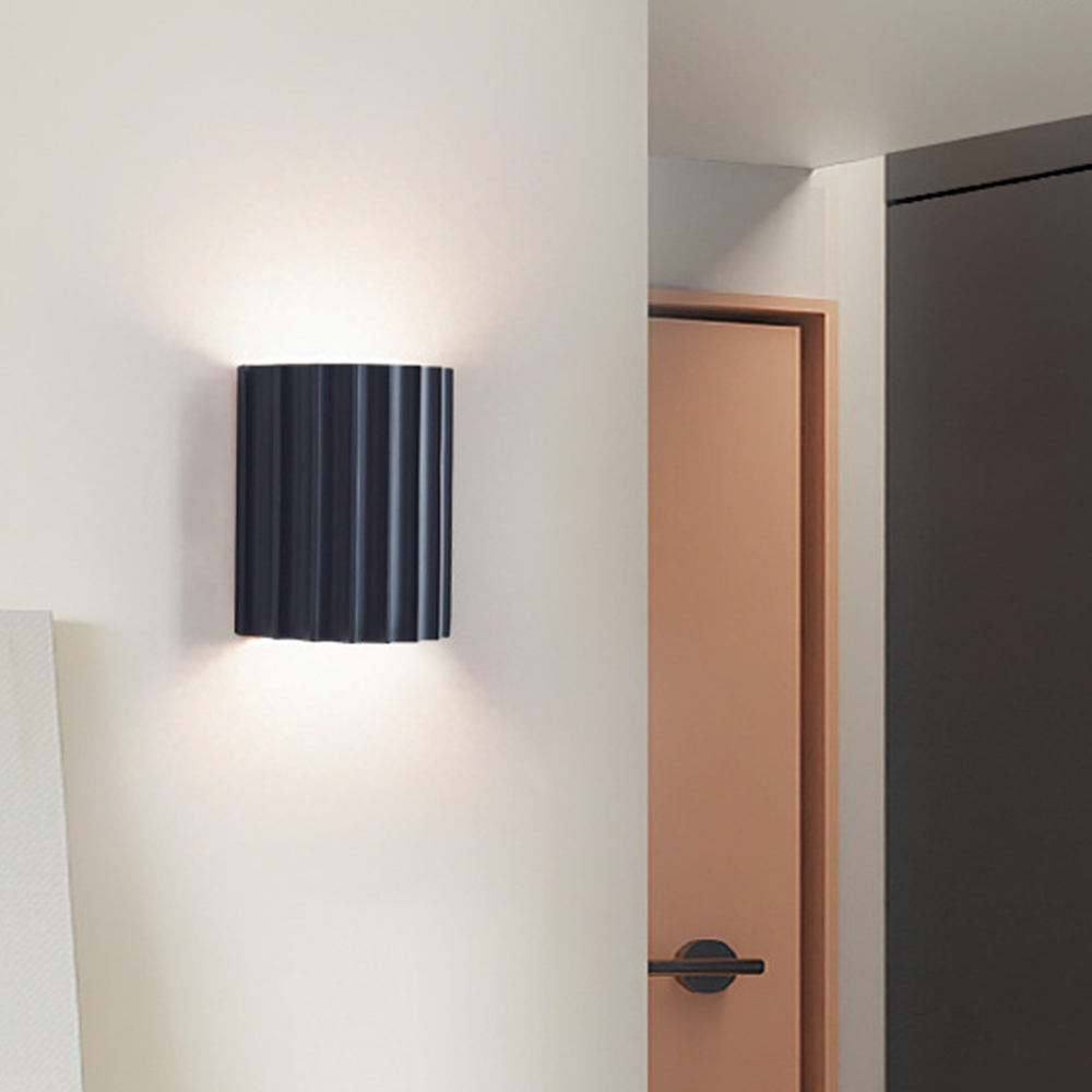 Moderne Wandleuchte mit gewelltem Schirm – Elegante und komfortable Beleuchtung
