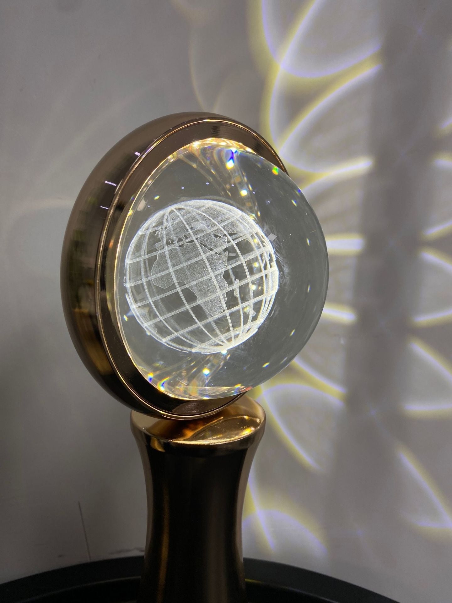 AuraSphere - 3D Kristallglobus RGB Lampe