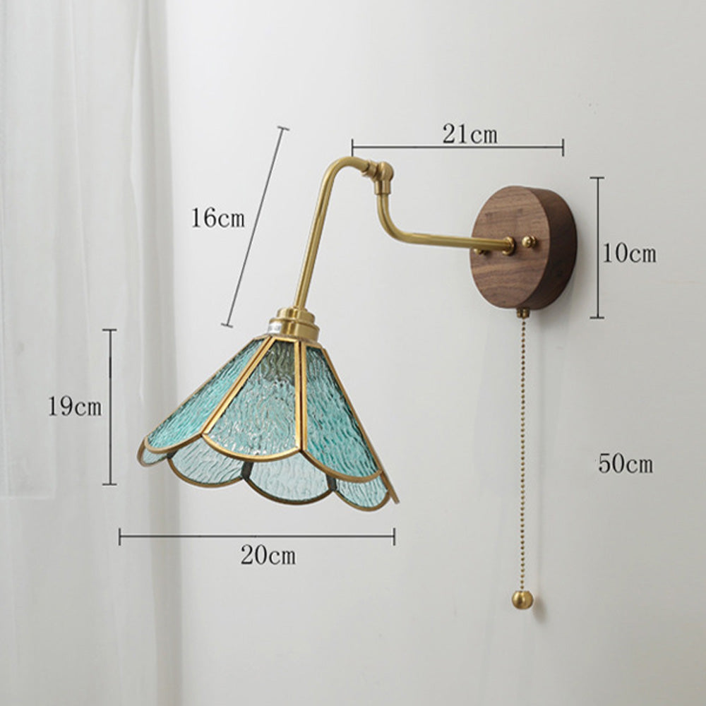 Wandleuchte mit vintage Messing-Glas-Schirm
