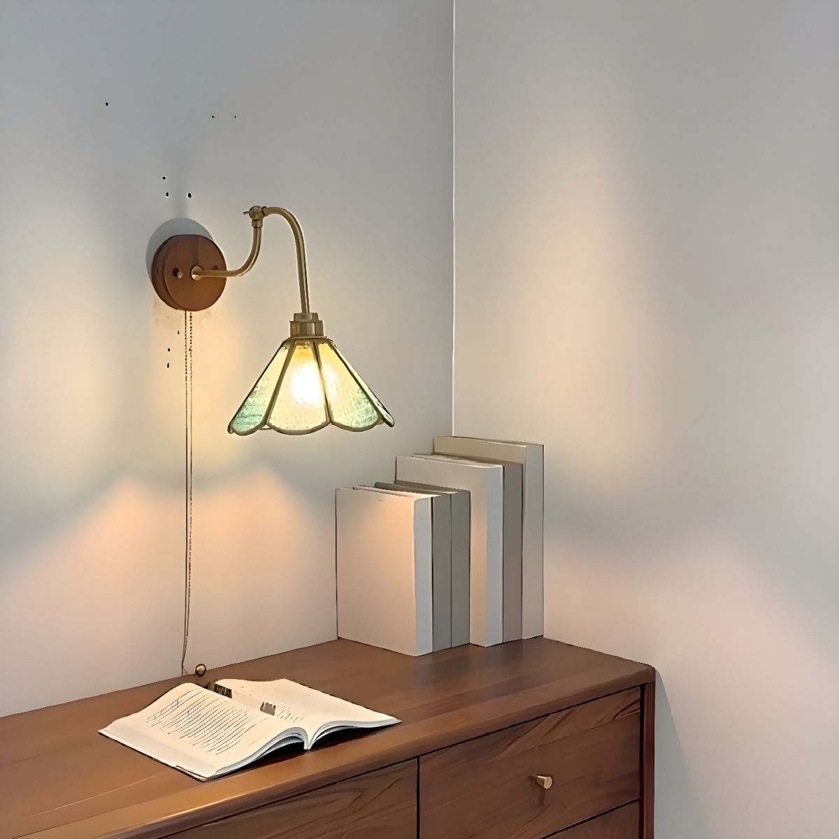 Wandleuchte mit vintage Messing-Glas-Schirm