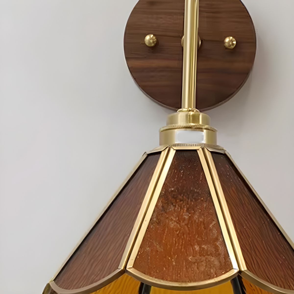 Wandleuchte mit vintage Messing-Glas-Schirm