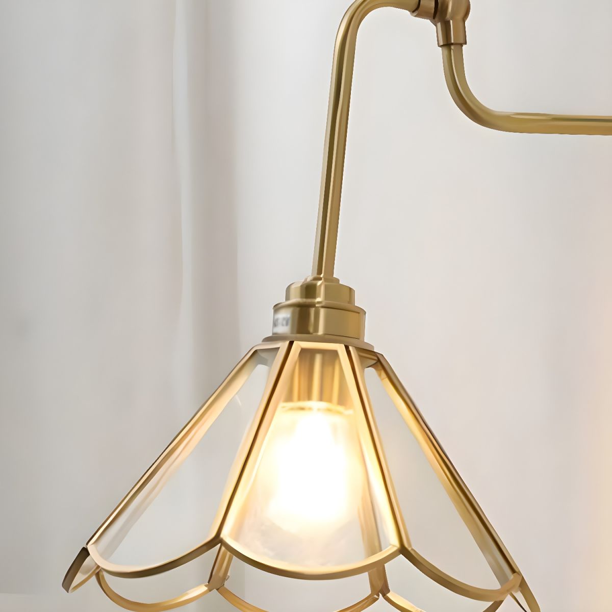 Wandleuchte mit vintage Messing-Glas-Schirm