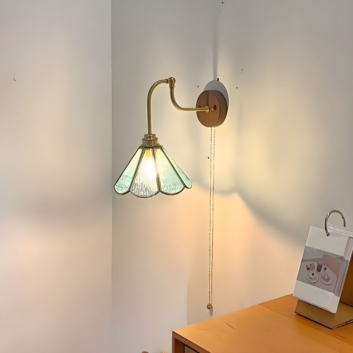 Wandleuchte mit vintage Messing-Glas-Schirm