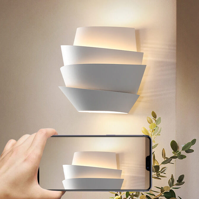 Wandleuchte aus Eisen mit zwei Lichtquellen