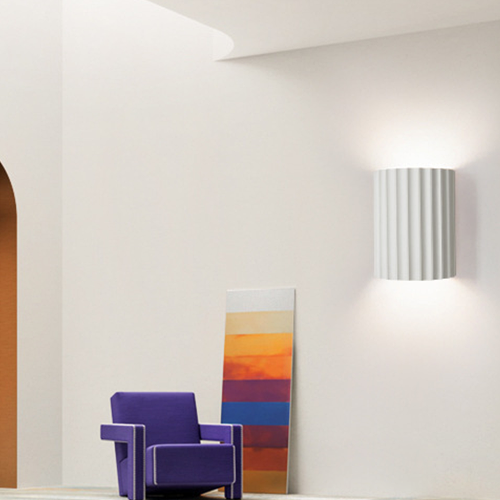 Moderne Wandleuchte mit gewelltem Schirm – Elegante und komfortable Beleuchtung