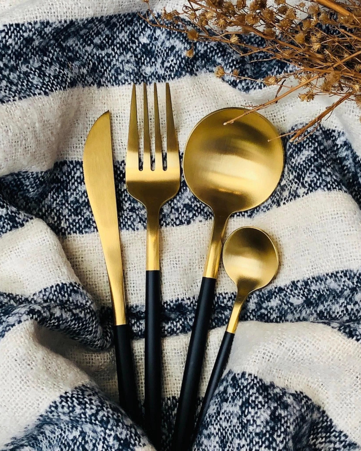 La Lumine – Luxus Besteckset mit goldenen Akzenten & mattschwarzen Griffen