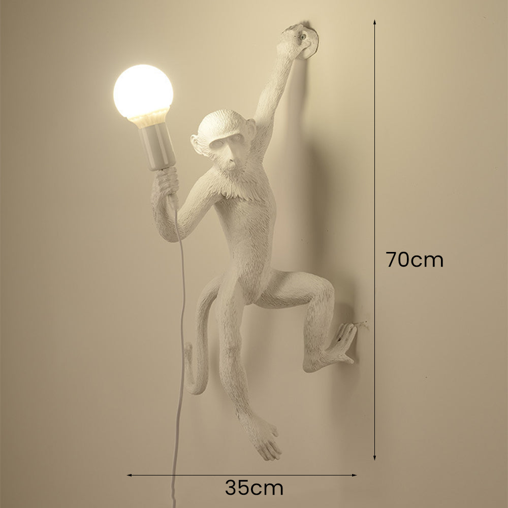 Wandleuchte mit skurrilem Design eines Harzaffen