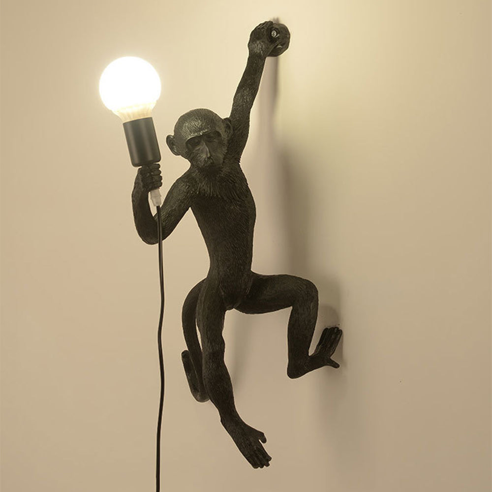 Wandleuchte mit skurrilem Design eines Harzaffen