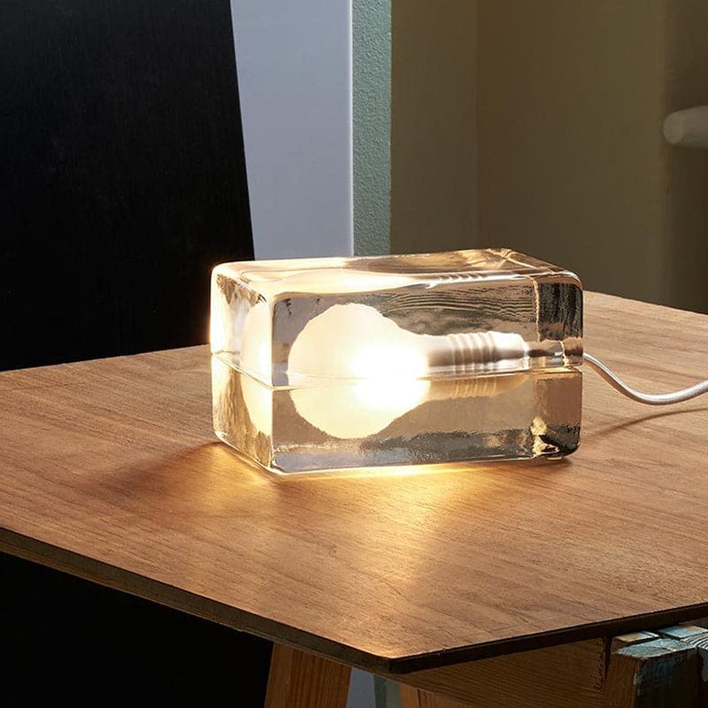 Minimalistische Tischlampe mit transparentem Glaswürfel