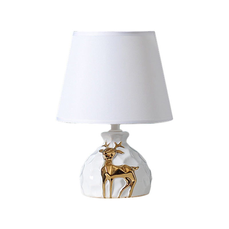 Elegante Tischlampe Gold mit Keramikbasis und natürlichen Hirschdetails