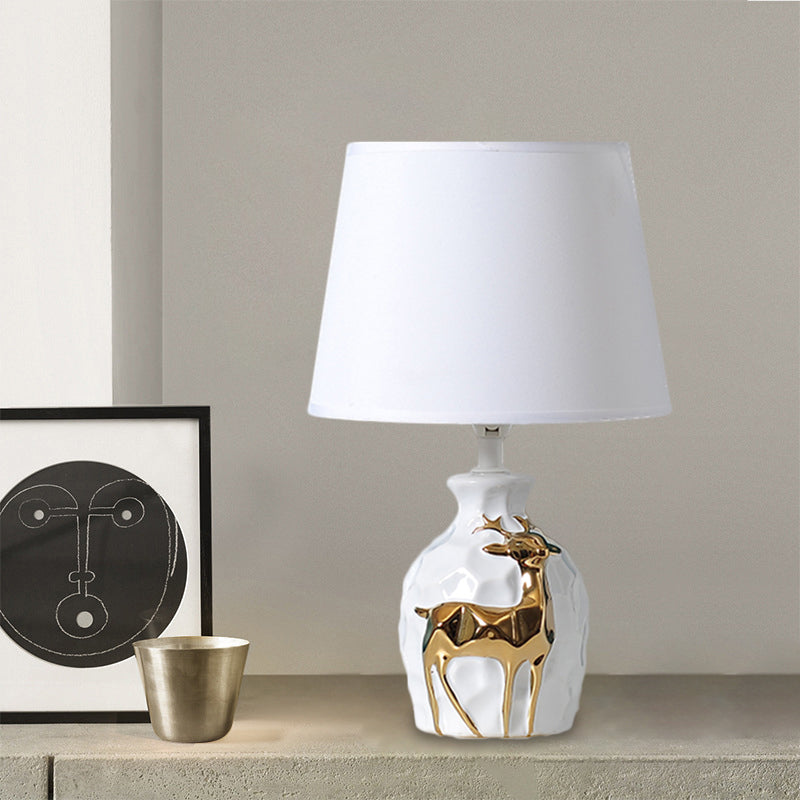 Elegante Tischlampe Gold mit Keramikbasis und natürlichen Hirschdetails