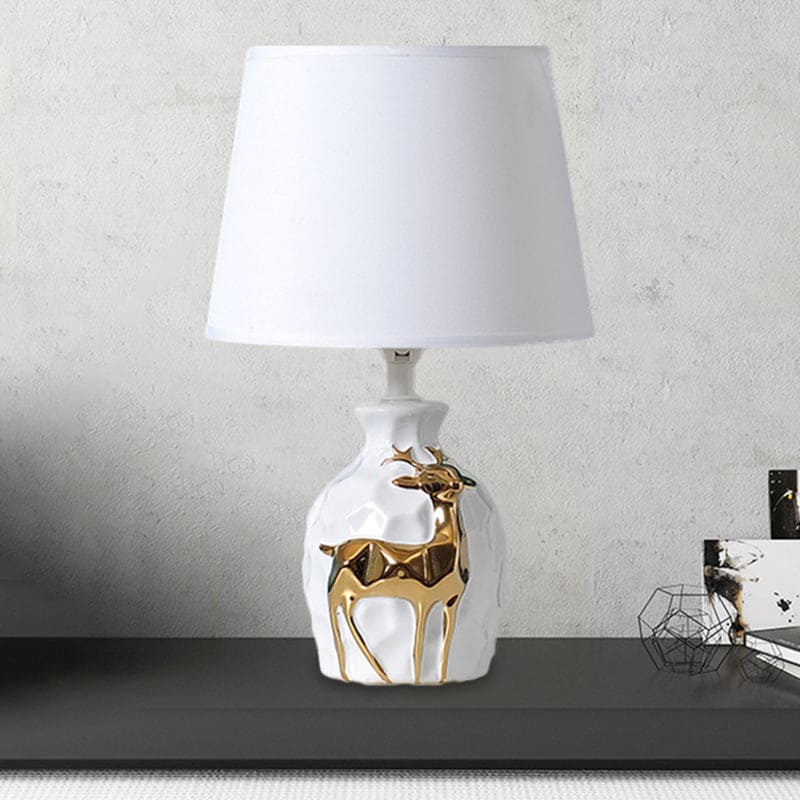 Elegante Tischlampe Gold mit Keramikbasis und natürlichen Hirschdetails
