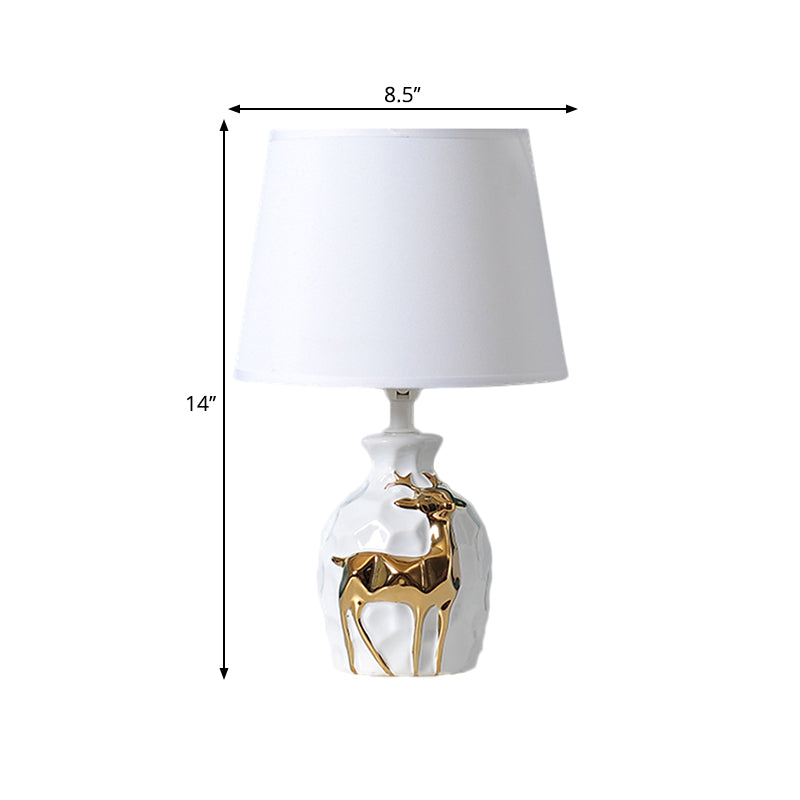 Elegante Tischlampe Gold mit Keramikbasis und natürlichen Hirschdetails