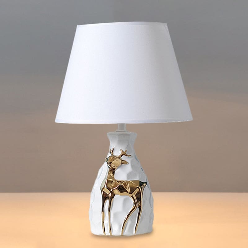 Elegante Tischlampe Gold mit Keramikbasis und natürlichen Hirschdetails