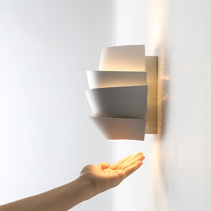 Wandleuchte aus Eisen mit zwei Lichtquellen