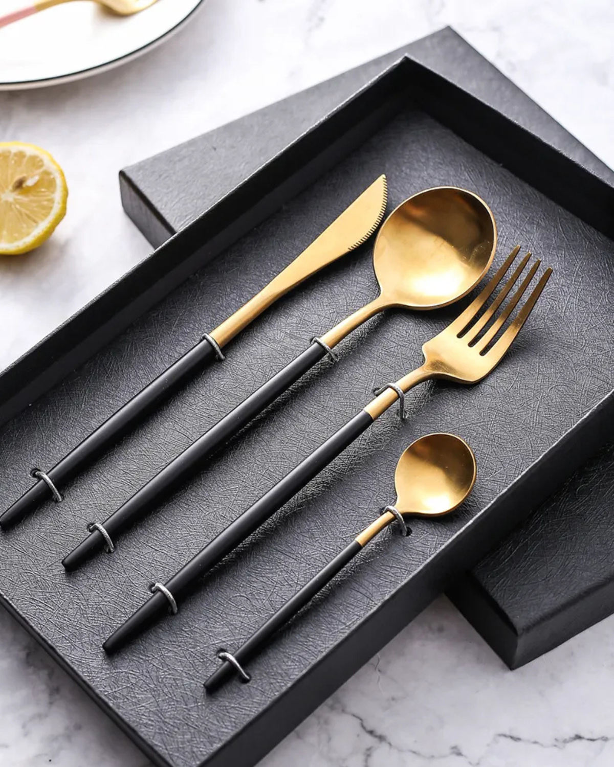 La Lumine – Luxus Besteckset mit goldenen Akzenten & mattschwarzen Griffen