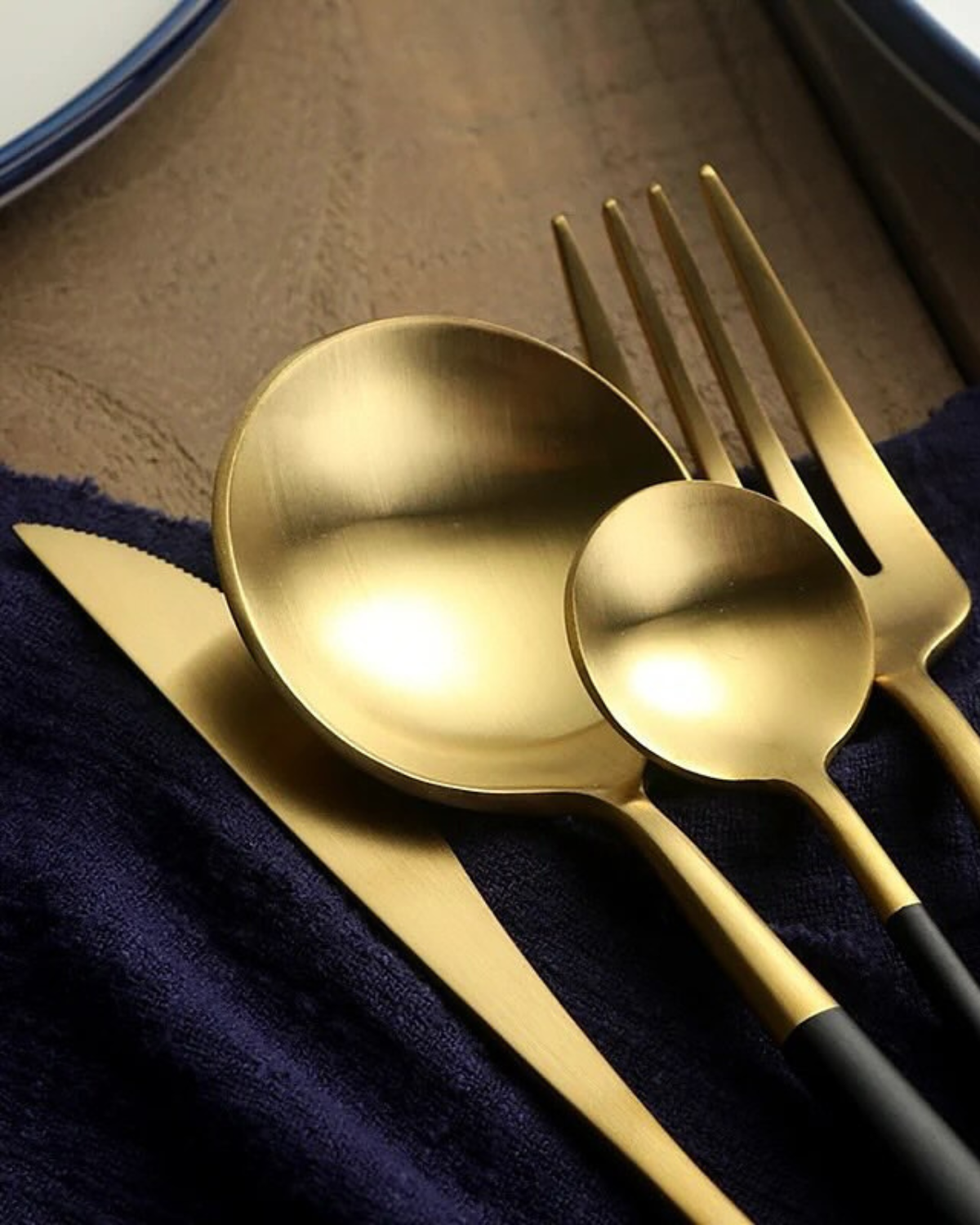 La Lumine – Luxus Besteckset mit goldenen Akzenten & mattschwarzen Griffen