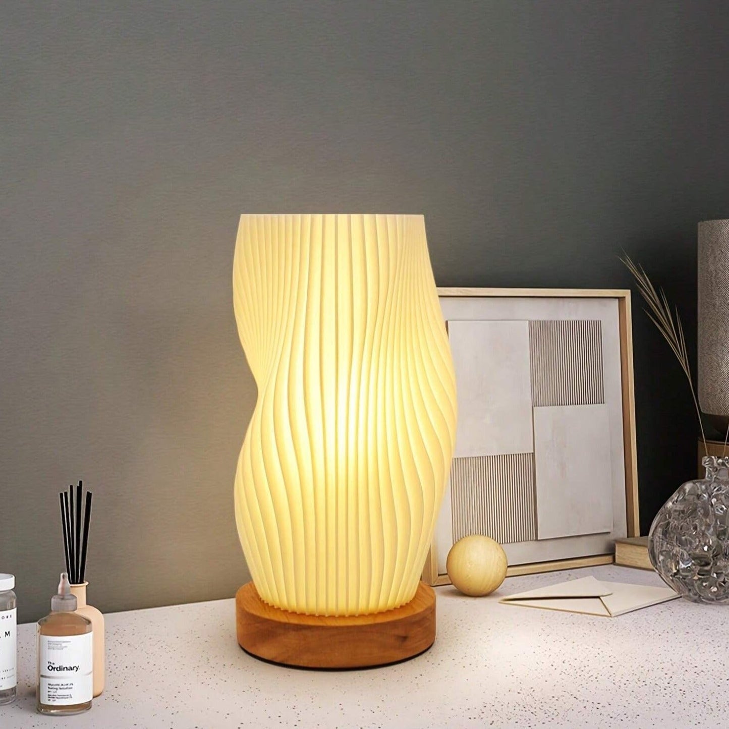 Lampe Serene Wavecrest - Zeitgenössische Eleganz mit dimmbarem USB