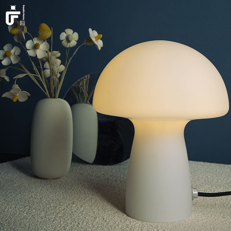 RetroGlow – Charmante Tischlampe im Vintage-Pilzdesign