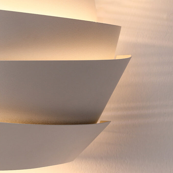 Wandleuchte aus Eisen mit zwei Lichtquellen