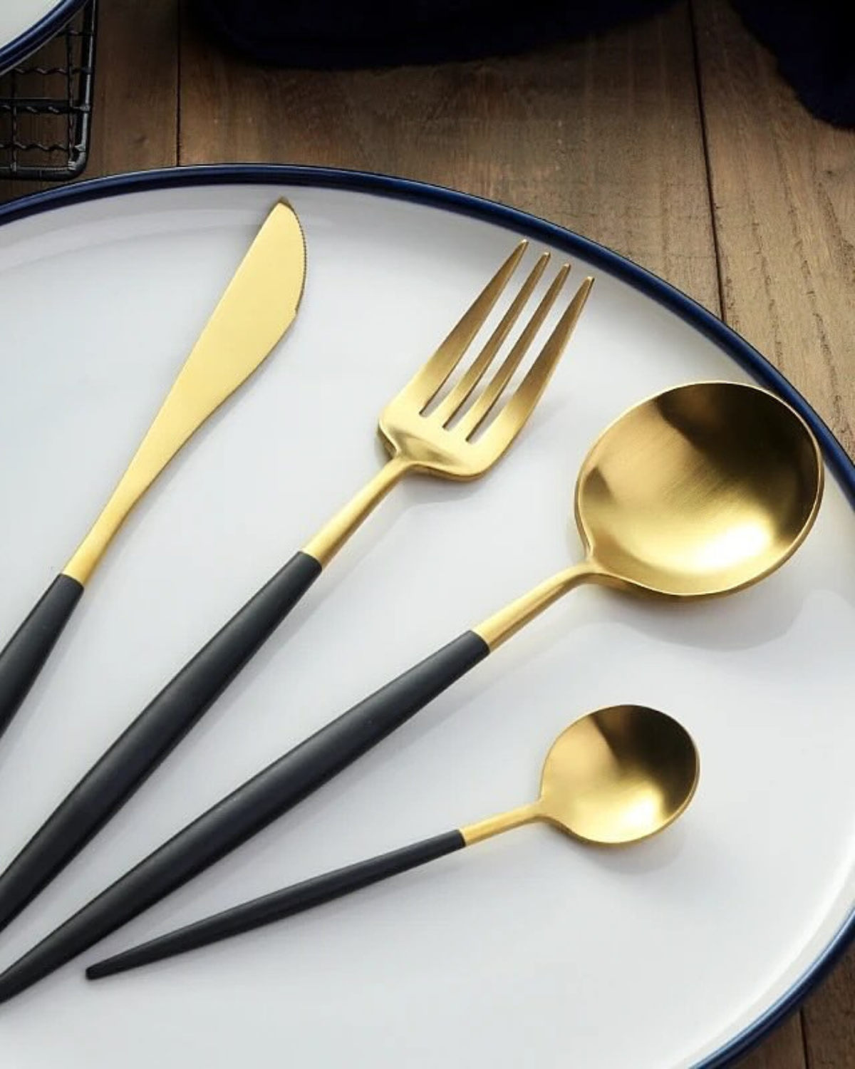 La Lumine – Luxus Besteckset mit goldenen Akzenten & mattschwarzen Griffen