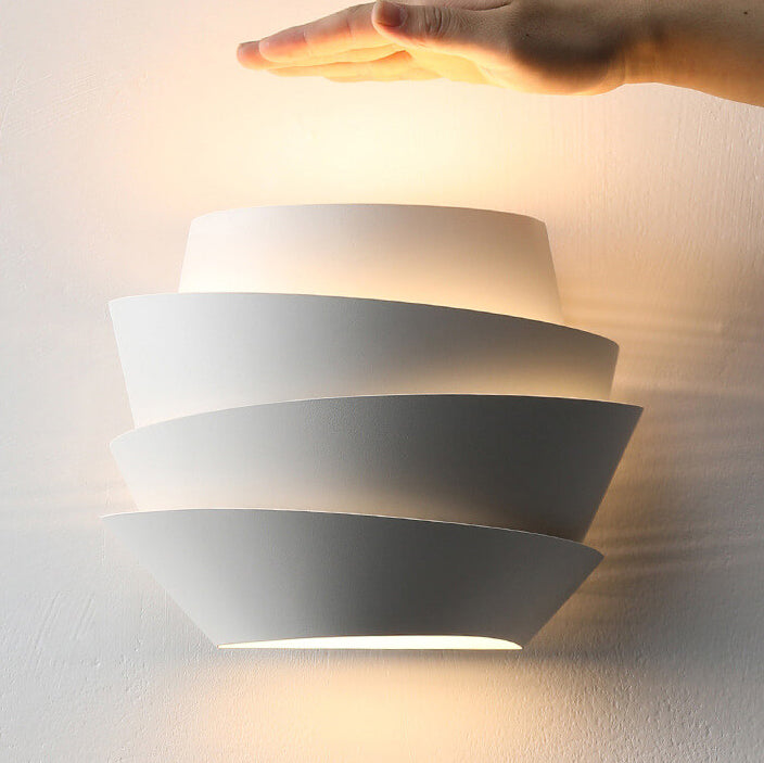 Wandleuchte aus Eisen mit zwei Lichtquellen
