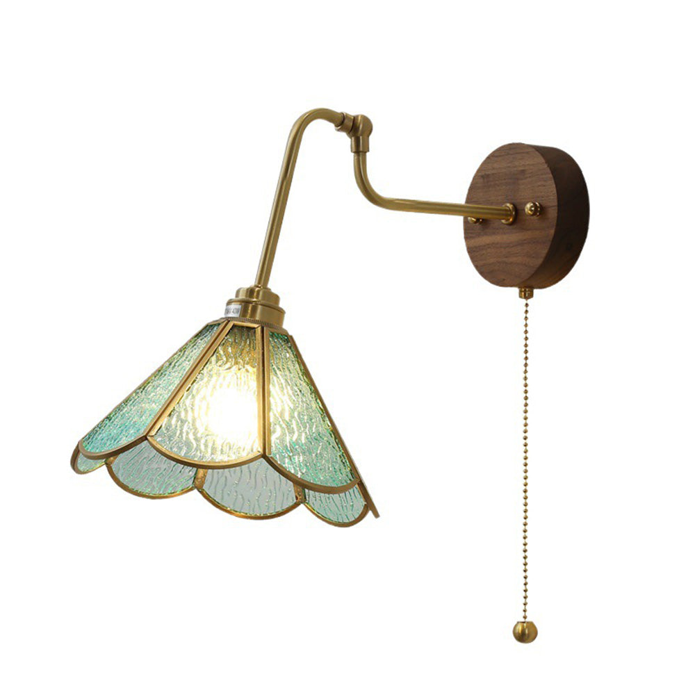 Wandleuchte mit vintage Messing-Glas-Schirm