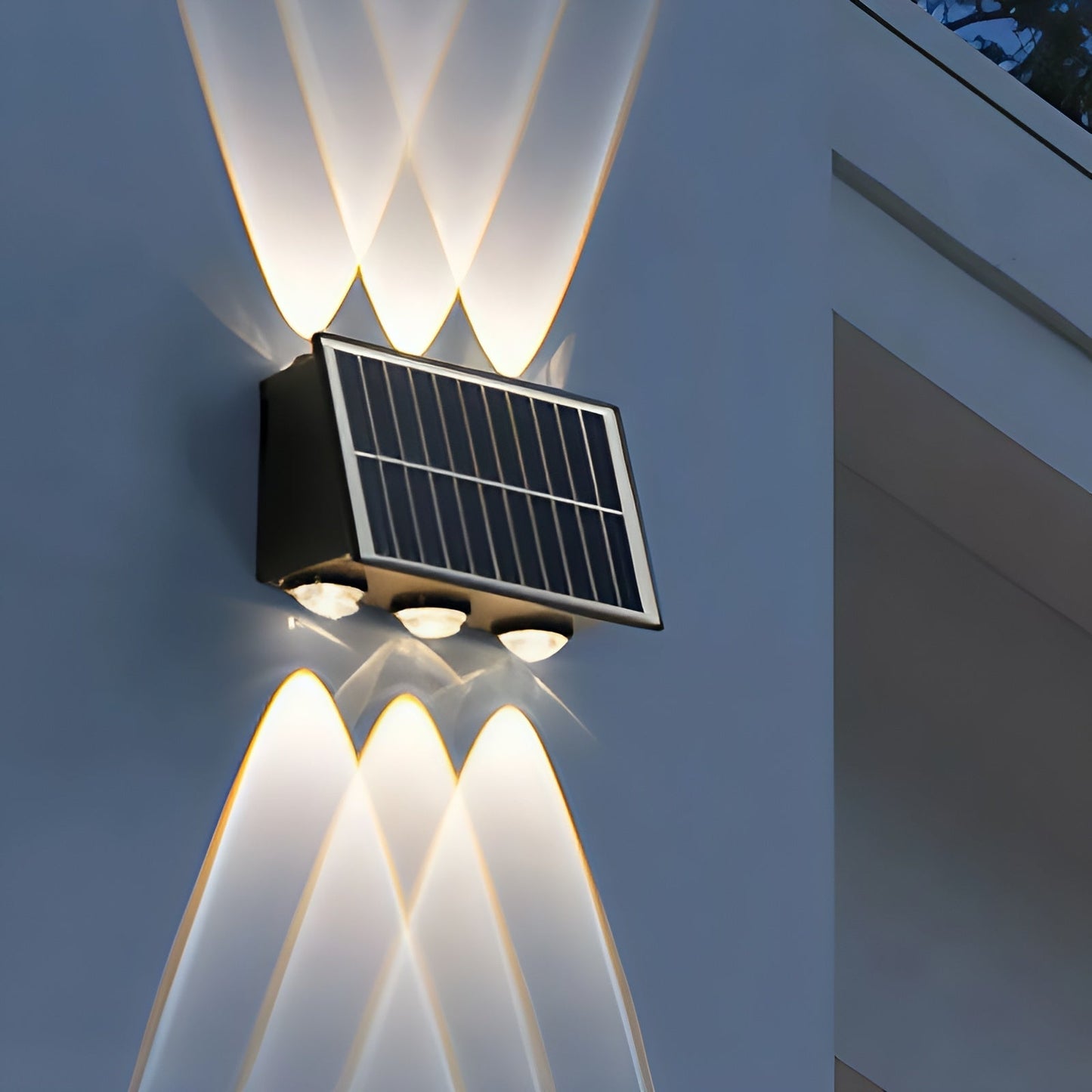 Royaleva Solarbetriebene Wandlampe – Dualmodus LED Außenlicht für Sicherheit & Ambiente