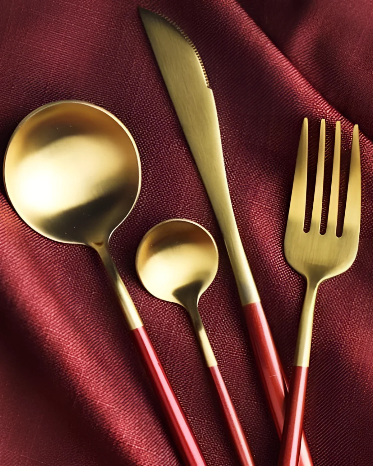 La Lumine – Luxus Besteckset mit goldenen Akzenten & mattschwarzen Griffen