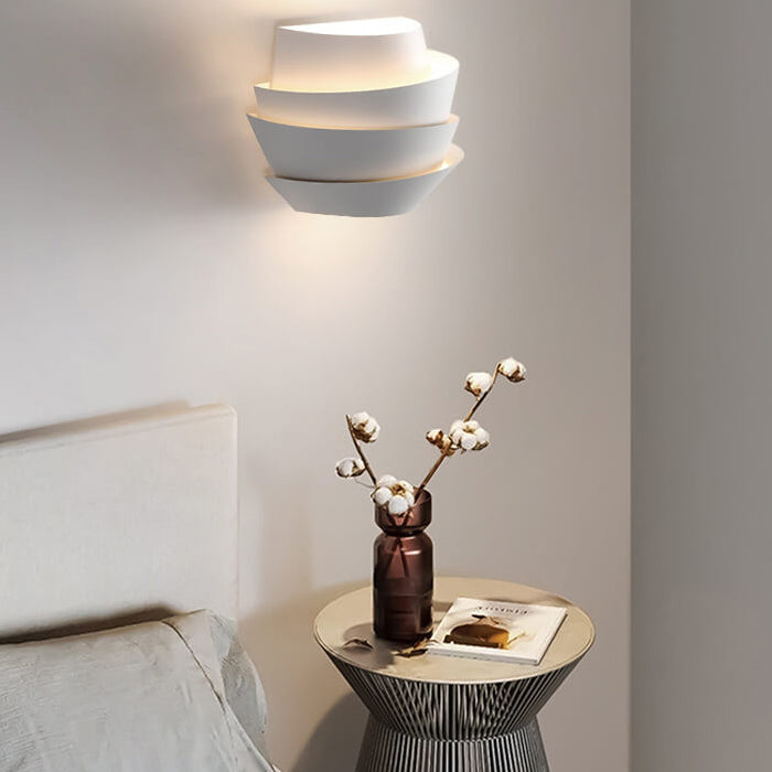 Wandleuchte aus Eisen mit zwei Lichtquellen