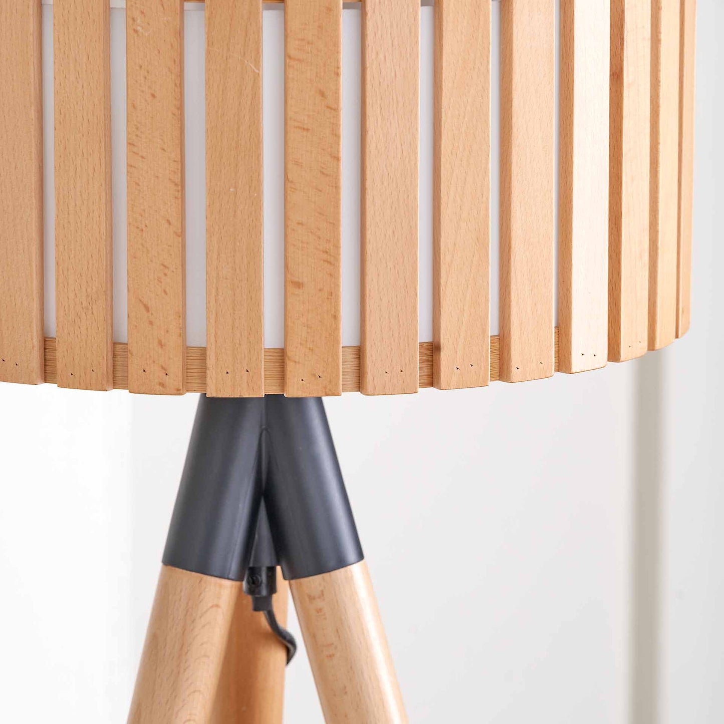 Hemsby Natürliche Holzlatten-Stativ-Tischlampe