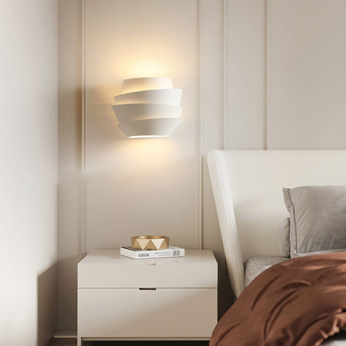 Wandleuchte aus Eisen mit zwei Lichtquellen