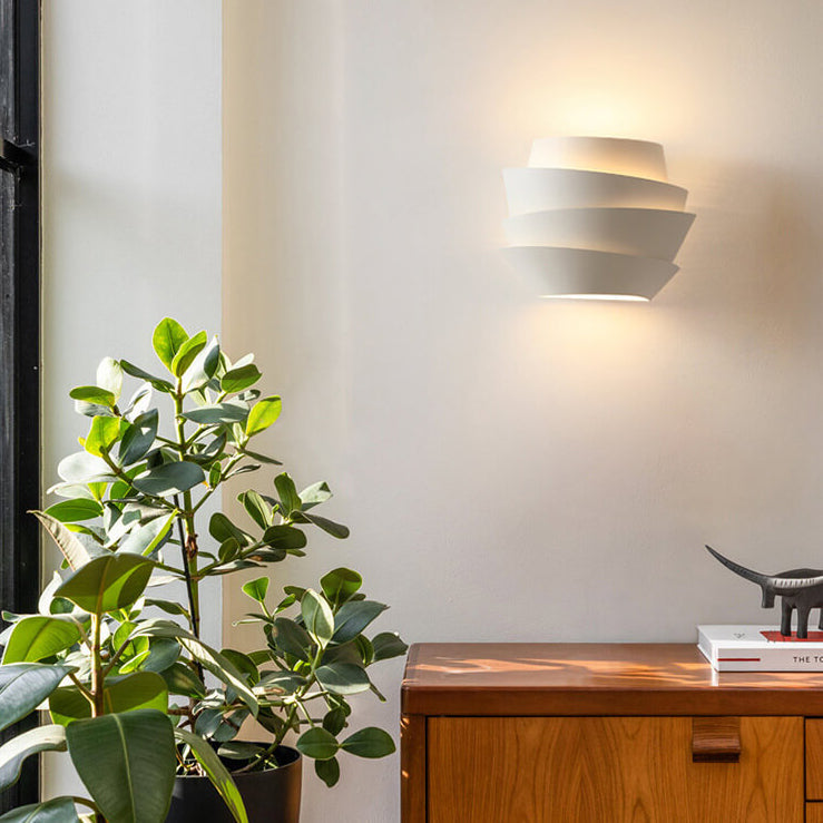Wandleuchte aus Eisen mit zwei Lichtquellen