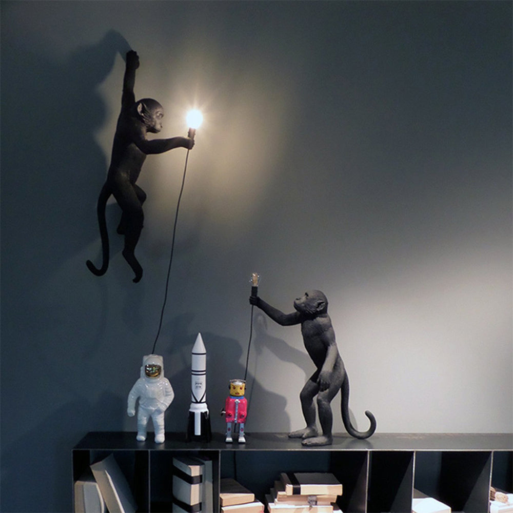 Wandleuchte mit skurrilem Design eines Harzaffen