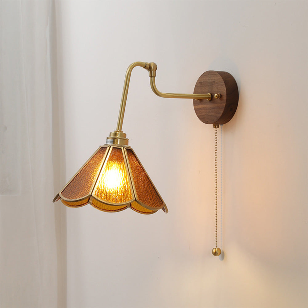 Wandleuchte mit vintage Messing-Glas-Schirm