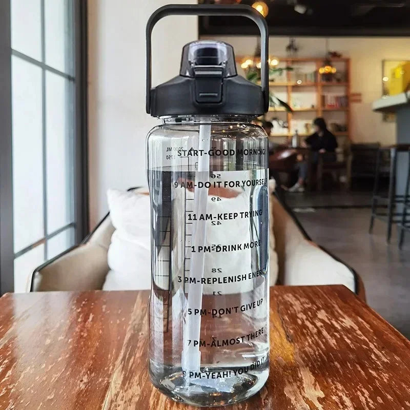 2L tragbare Hydratation Wasserflasche mit Strohhalm und stündlichen Erinnerungsmarkierungen