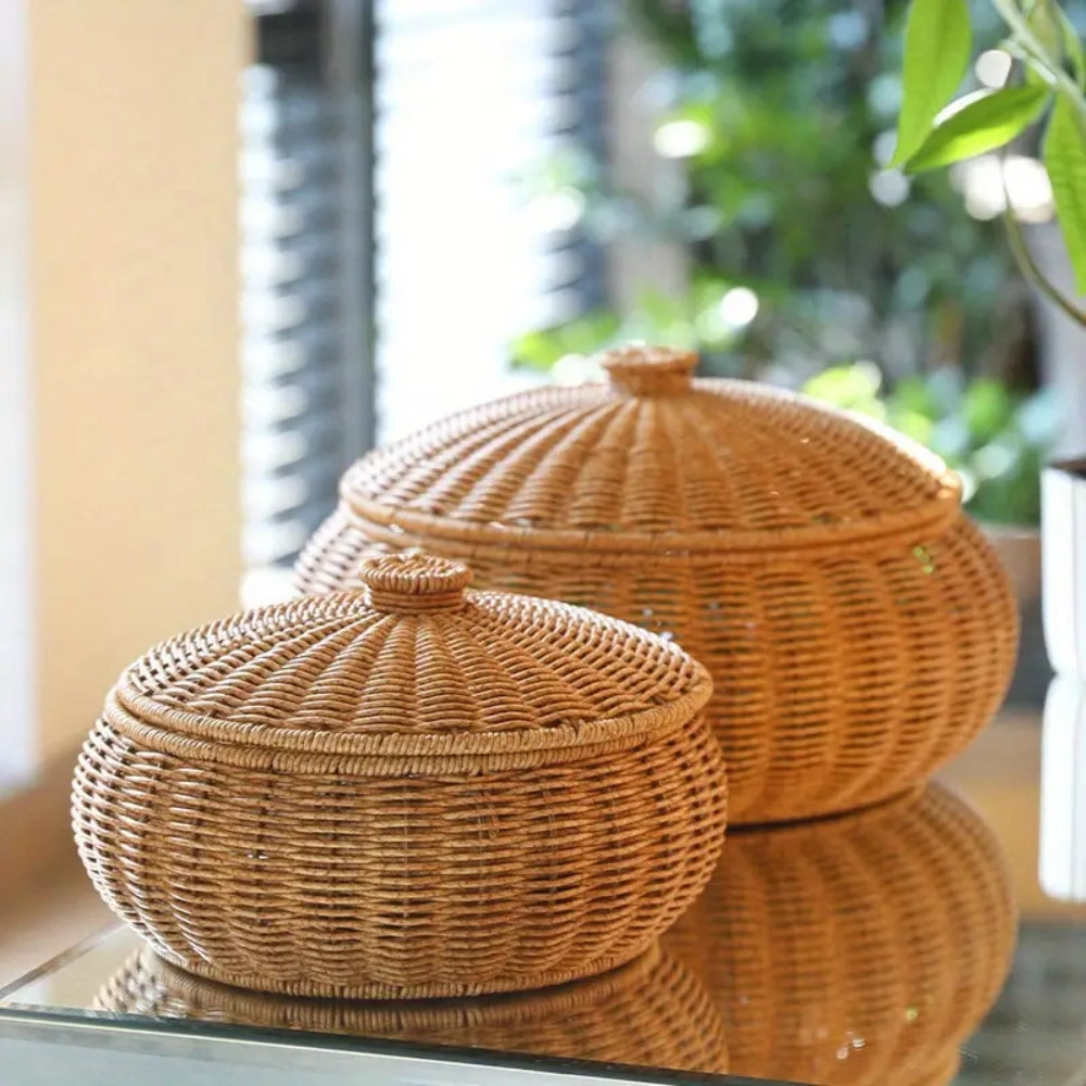 Dome-förmiger gestrickter Rattankorb mit Deckel