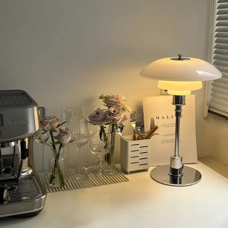 Garduru Skandinavische Tischlampe – Elegantes Glas- und Eisen-LED-Licht (E27)