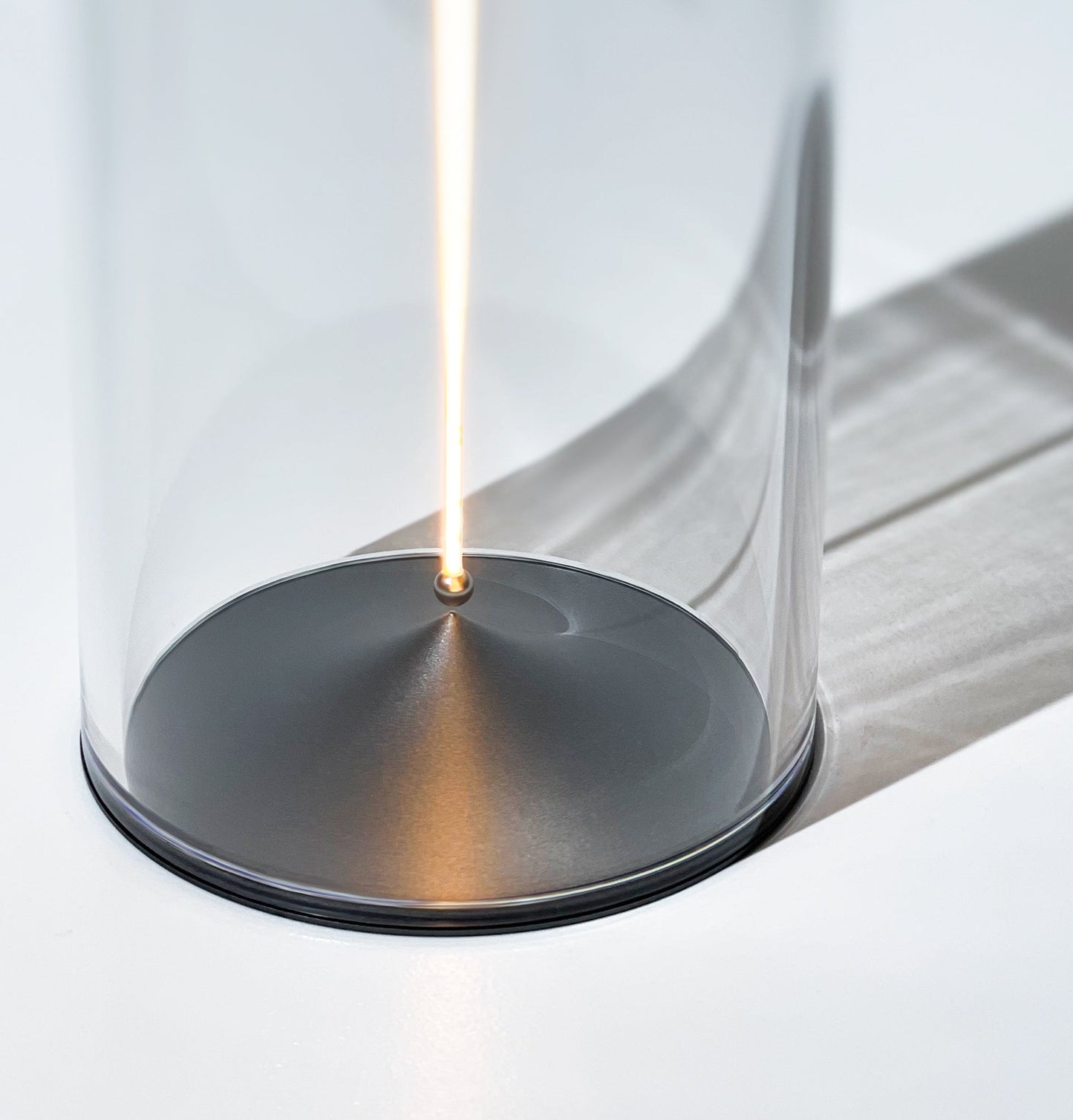 LumiRay – Moderne Tischlampe mit bezauberndem zylindrischem Lichtdesign