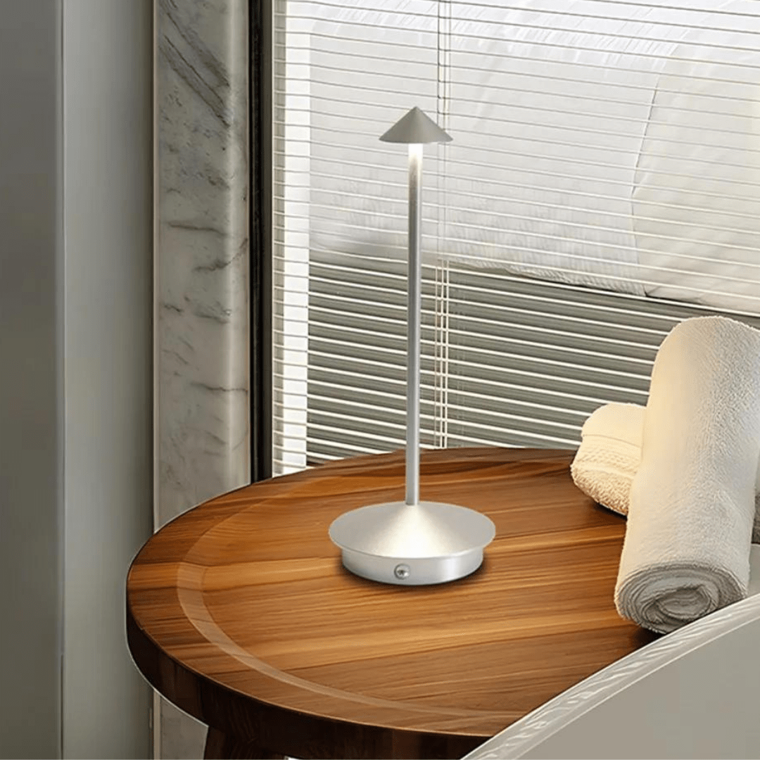 Elegante Tischlampe aus Metall und Glas | DartGlow