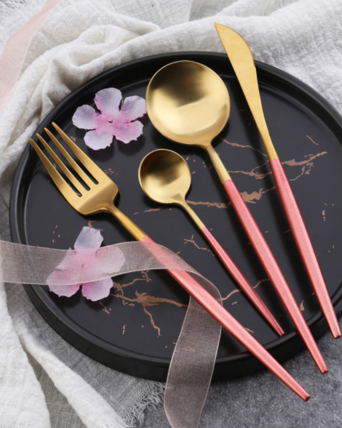 La Lumine – Luxus Besteckset mit goldenen Akzenten & mattschwarzen Griffen