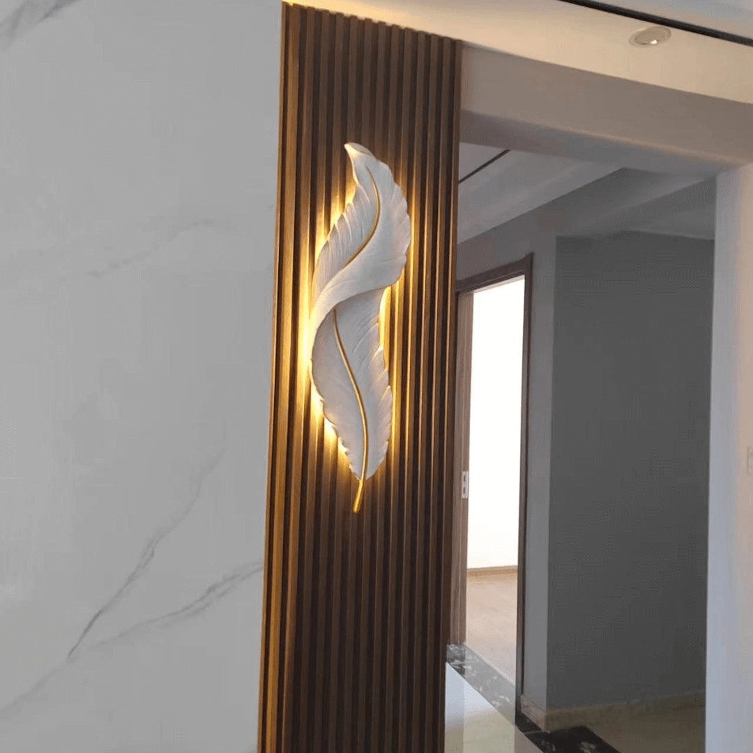 FeatherGlow Elegante Feder Wandleuchte