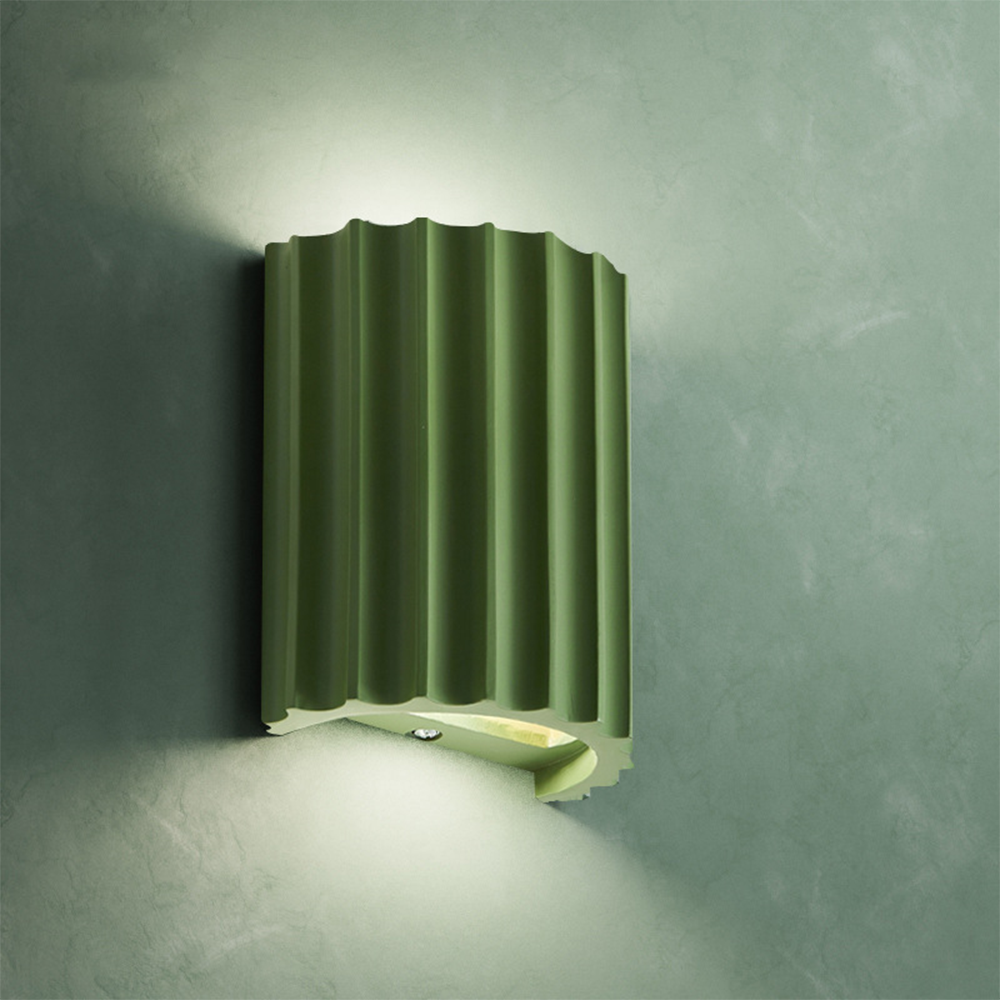 Moderne Wandleuchte mit gewelltem Schirm – Elegante und komfortable Beleuchtung